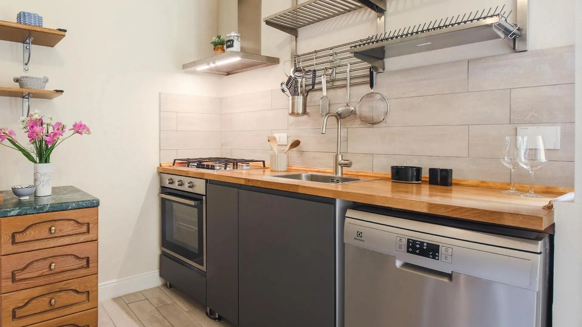 Apartments Florence - Rosselli 3Bdr With Balcony 0*,  Italy